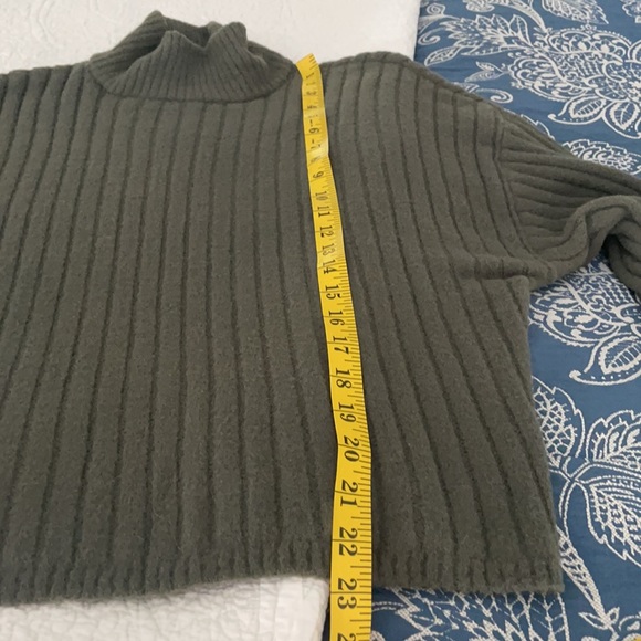 SUPER SOFT Express Sweater Size Small - Picture 8 of 8